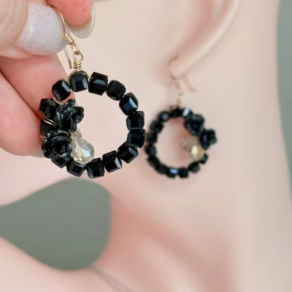 ⚜️ Elegant Black Beaded Earrings - Picture 6 of 10
